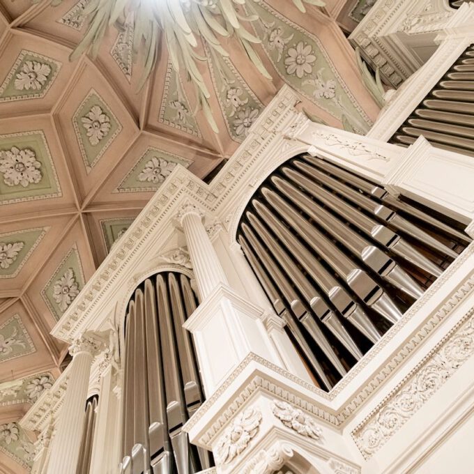 Weihnachtsmusik des Diakonischen Werkes in der weihnachtlich geschmückten Leipziger Nikolaikirche