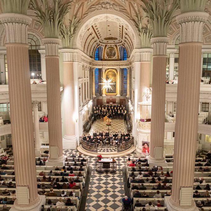 Weihnachtsmusik des Diakonischen Werkes in der weihnachtlich geschmückten Leipziger Nikolaikirche