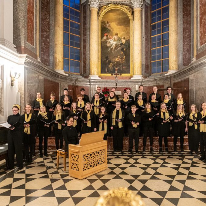 Weihnachtsmusik des Diakonischen Werkes in der weihnachtlich geschmückten Leipziger Nikolaikirche