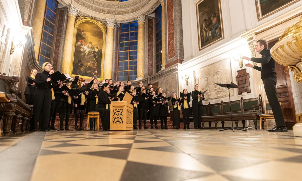 Weihnachtsmusik des Diakonischen Werkes in der weihnachtlich geschmückten Leipziger Nikolaikirche