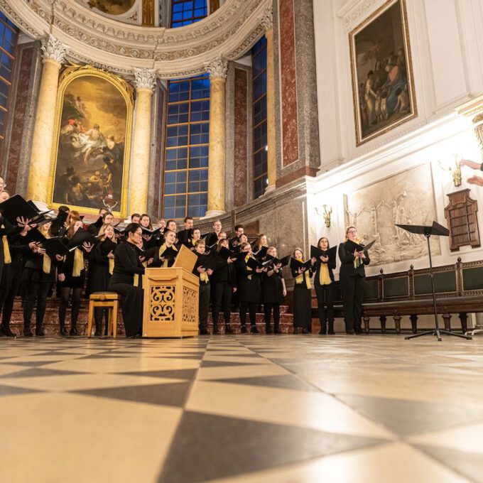 Weihnachtsmusik des Diakonischen Werkes in der weihnachtlich geschmückten Leipziger Nikolaikirche