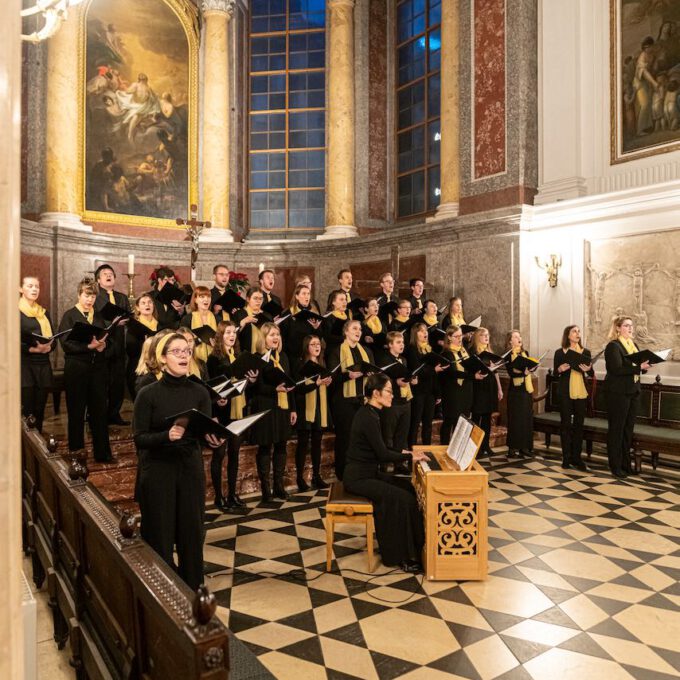 Weihnachtsmusik des Diakonischen Werkes in der weihnachtlich geschmückten Leipziger Nikolaikirche