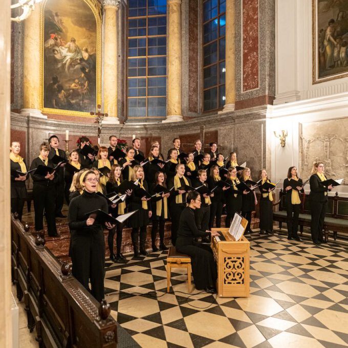 Weihnachtsmusik Des Diakonischen Werkes In Der Weihnachtlich Geschmückten Leipziger Nikolaikirche