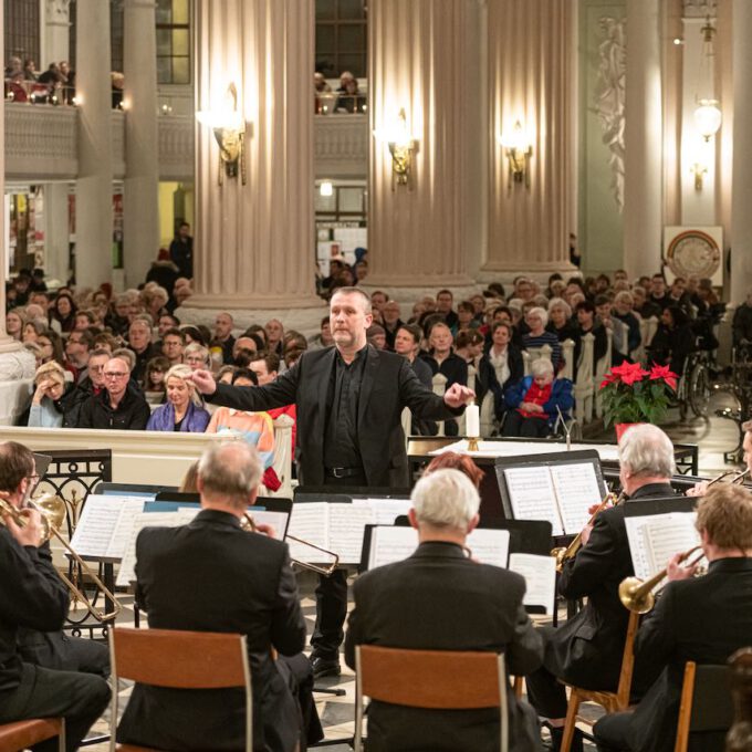 Weihnachtsmusik des Diakonischen Werkes in der weihnachtlich geschmückten Leipziger Nikolaikirche