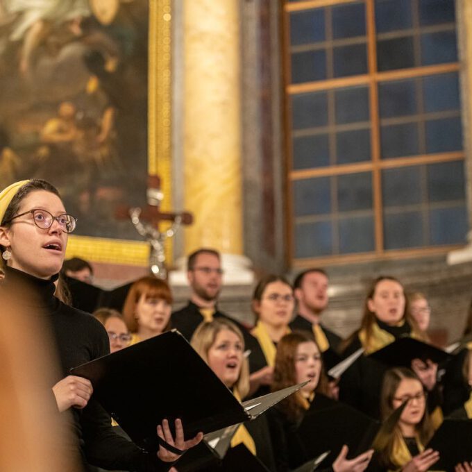Weihnachtsmusik des Diakonischen Werkes in der weihnachtlich geschmückten Leipziger Nikolaikirche