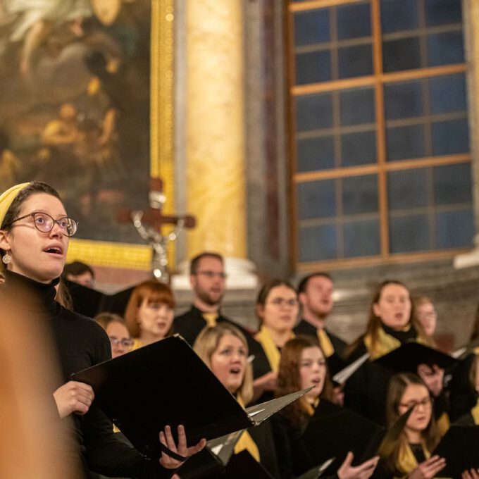 Weihnachtsmusik Des Diakonischen Werkes In Der Weihnachtlich Geschmückten Leipziger Nikolaikirche