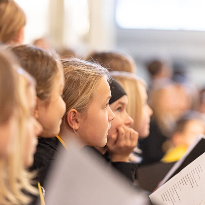 Weihnachtsmusik des Diakonischen Werkes in der weihnachtlich geschmückten Leipziger Nikolaikirche