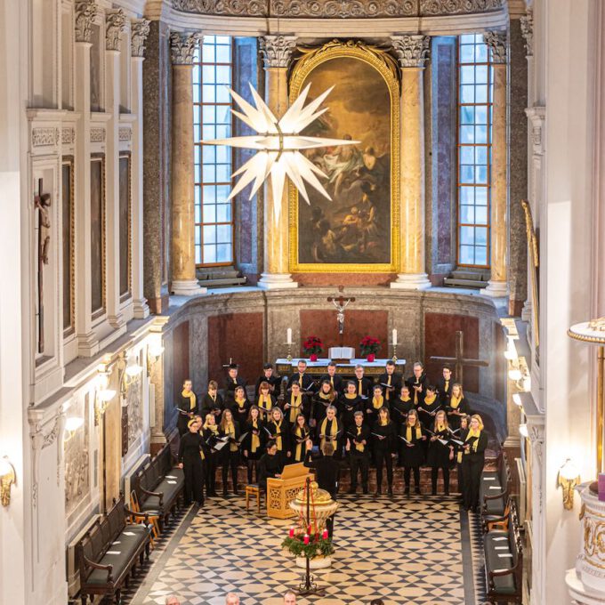 Weihnachtsmusik des Diakonischen Werkes in der weihnachtlich geschmückten Leipziger Nikolaikirche