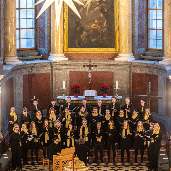 Weihnachtsmusik des Diakonischen Werkes in der weihnachtlich geschmückten Leipziger Nikolaikirche