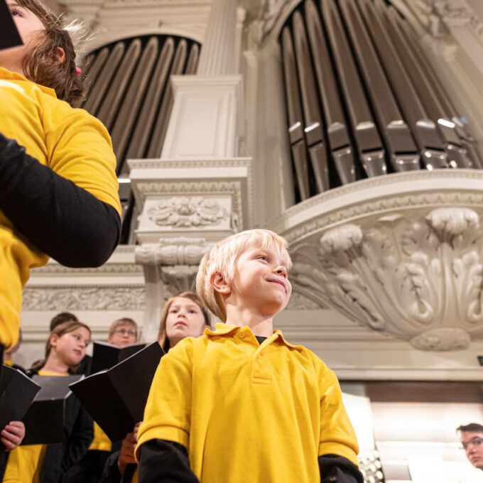 Weihnachtsmusik des Diakonischen Werkes in der weihnachtlich geschmückten Leipziger Nikolaikirche
