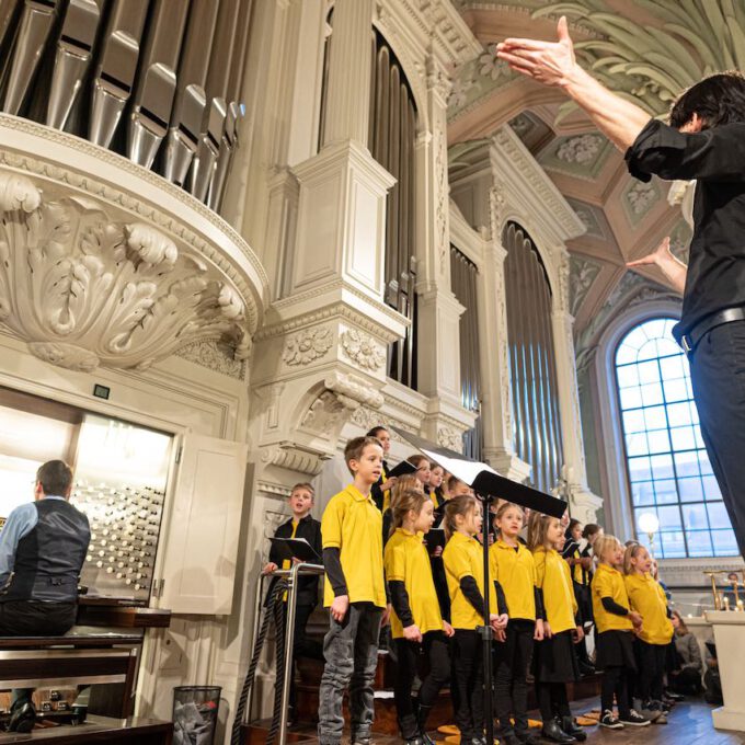 Weihnachtsmusik des Diakonischen Werkes in der weihnachtlich geschmückten Leipziger Nikolaikirche