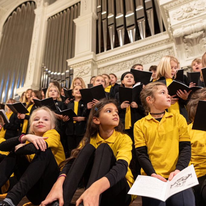 Weihnachtsmusik des Diakonischen Werkes in der weihnachtlich geschmückten Leipziger Nikolaikirche