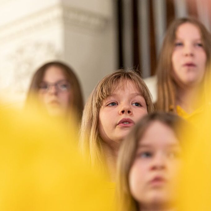 Weihnachtsmusik des Diakonischen Werkes in der weihnachtlich geschmückten Leipziger Nikolaikirche