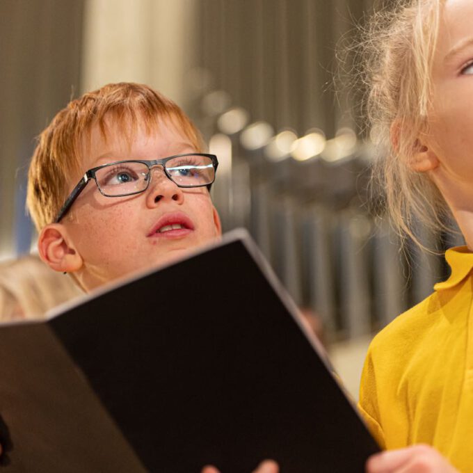 Weihnachtsmusik des Diakonischen Werkes in der weihnachtlich geschmückten Leipziger Nikolaikirche