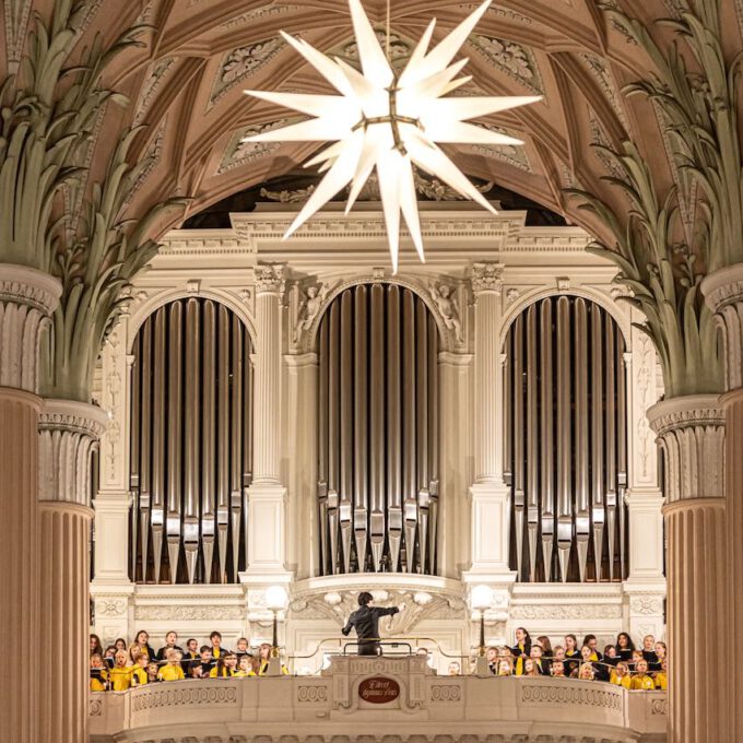 Weihnachtsmusik des Diakonischen Werkes in der weihnachtlich geschmückten Leipziger Nikolaikirche