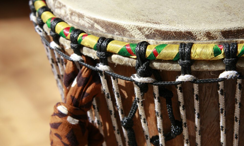 afrikanische Naturfelltrommel, gespannt mit bunten Bändern