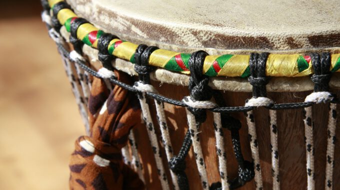 afrikanische Naturfelltrommel, gespannt mit bunten Bändern