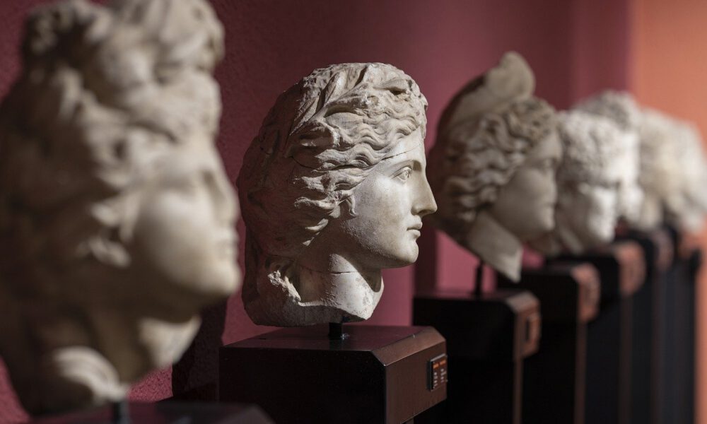 Mehrere antike Büsten im Museum