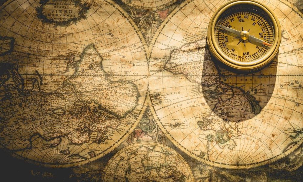 Antiker Kompass und historische Weltkarte