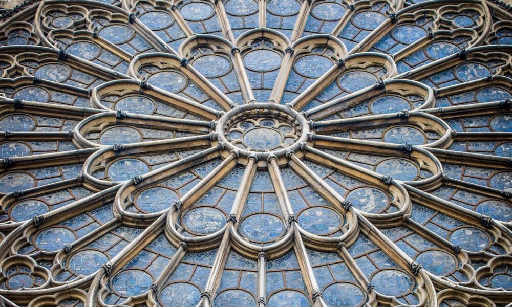 Außenansicht der Fensterrose von Notre-Dame de Paris