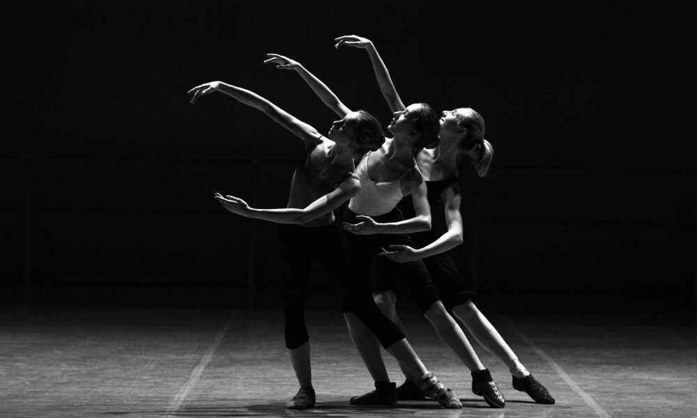 Schwarz-weiß-Fotografie: Drei Balletttänzer in Formation