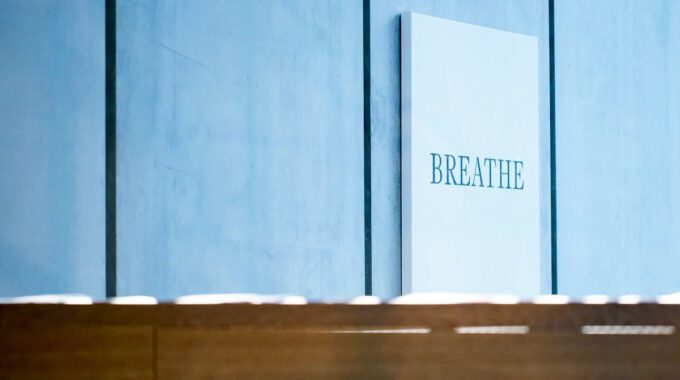 Installation Mit Der Aufschrift "Breathe" Im Bildermuseum Leipzig