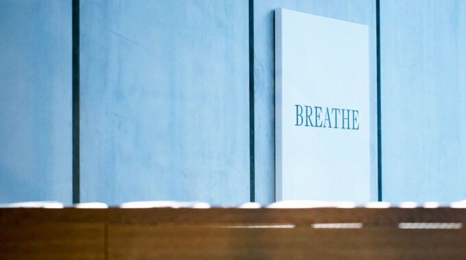 Installation mit der Aufschrift "Breathe" im Bildermuseum Leipzig
