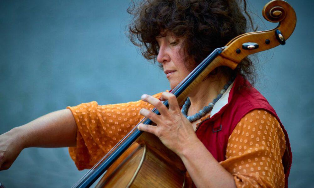 Eine Musikerin spielt Cello