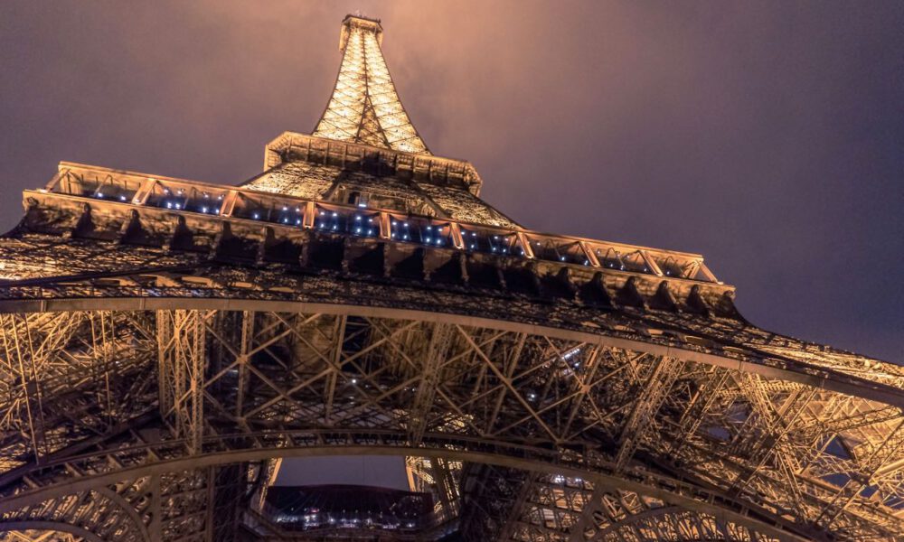 Der erleuchtete Pariser Eiffelturm bei Nacht