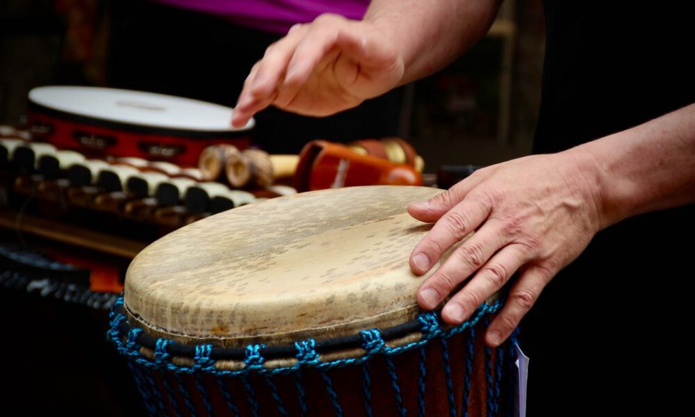 Ein Musiker Spielt Djembe