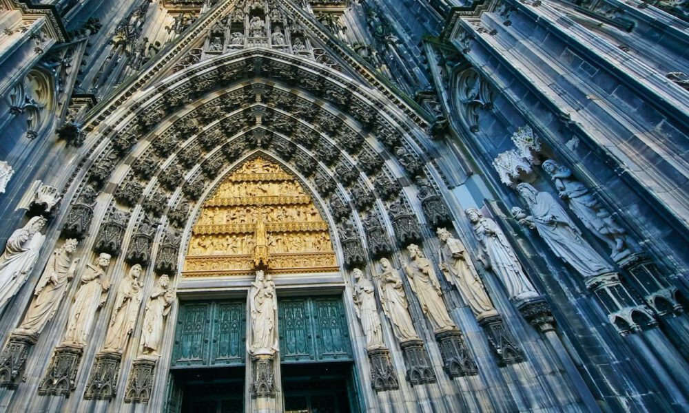 Steinmetzarbeiten am Eingangsportal des Kölner Doms