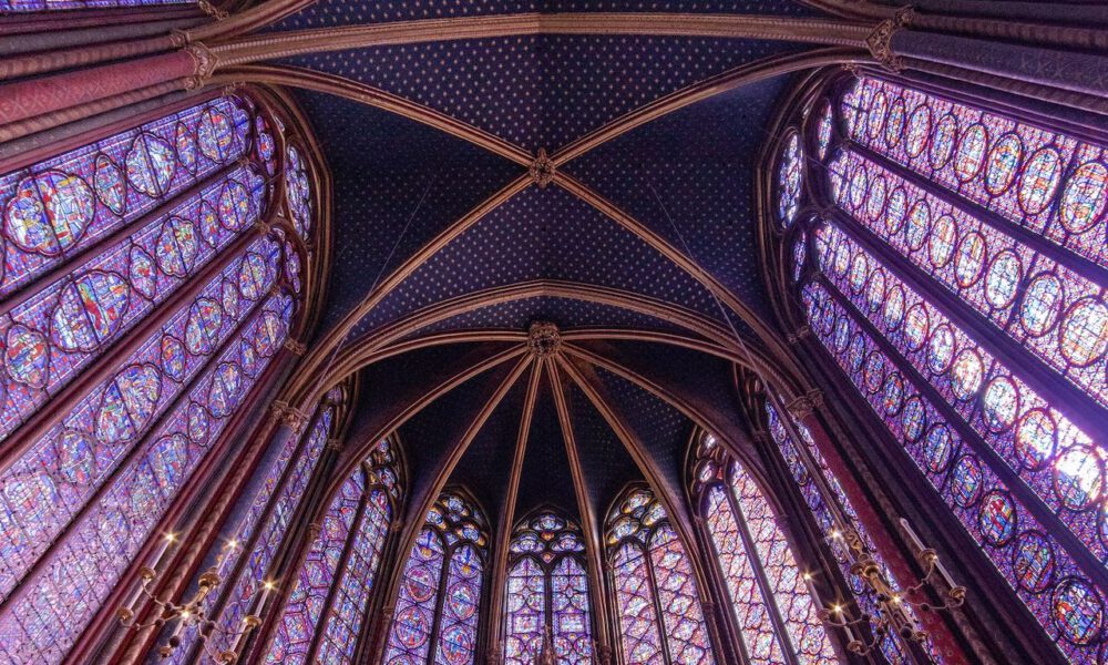 Der lichtdurchflutete Chorraum der Sainte-Chapelle Paris