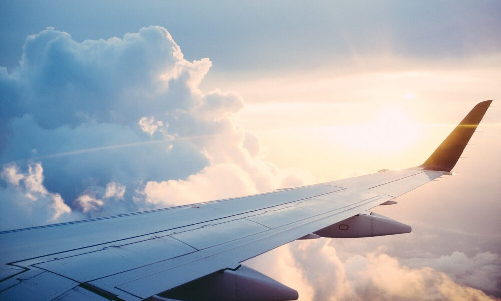Der Flügel eines Flugzeugs über den Wolken