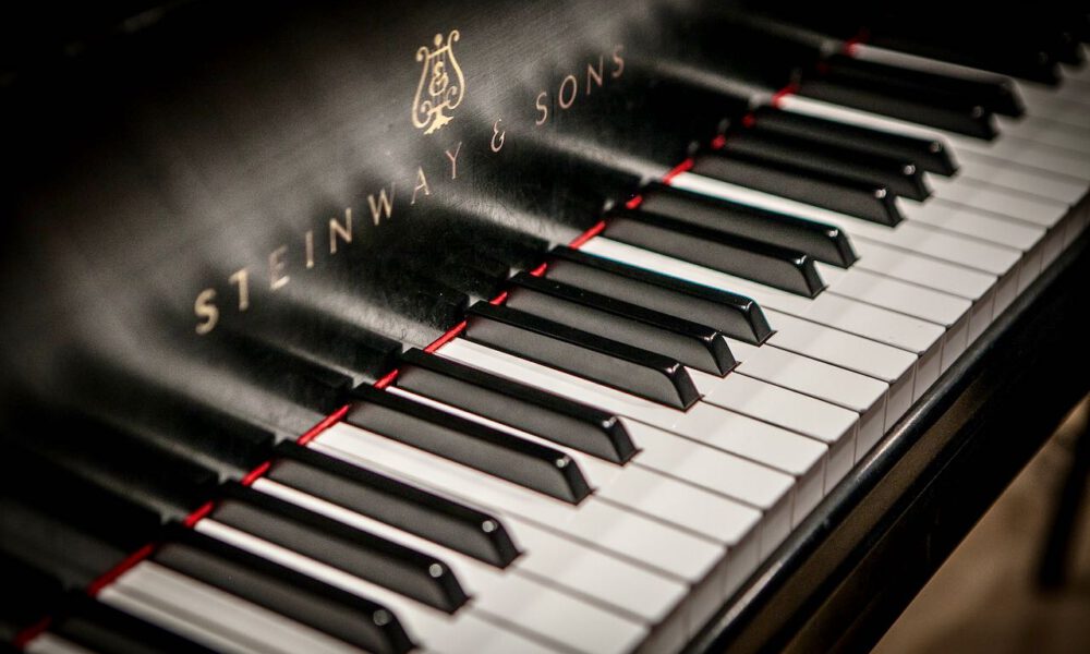 Flügel Der Marke "Steinway And Sons" Mit Tastatur