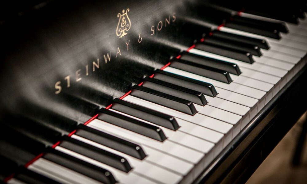 Flügel der Marke "Steinway and Sons" mit Tastatur