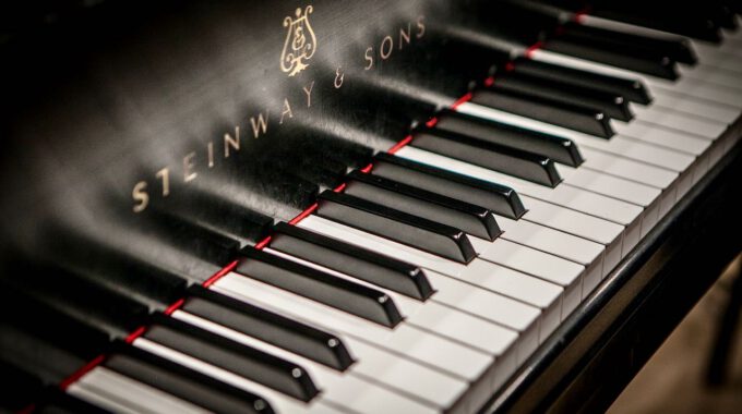 Flügel der Marke "Steinway and Sons" mit Tastatur