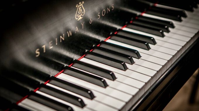 Flügel Der Marke "Steinway And Sons" Mit Tastatur