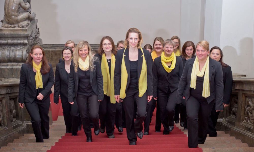 Mitglieder des Frauenchores auf der Freitreppe des Neuen Rathauses