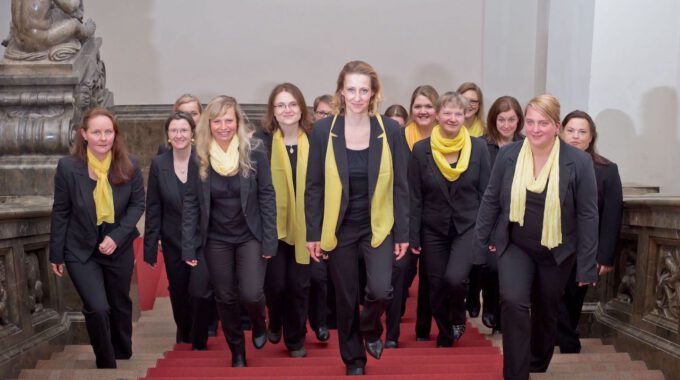 Mitglieder des Frauenchores auf der Freitreppe des Neuen Rathauses