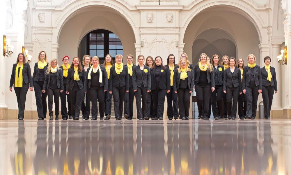 Mitglieder des Frauenchores in der Oberen Wandelhalle des Neuen Rathauses