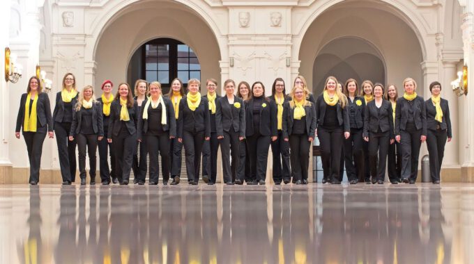 Mitglieder des Frauenchores in der Oberen Wandelhalle des Neuen Rathauses