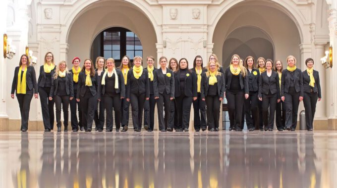 Mitglieder Des Frauenchores In Der Oberen Wandelhalle Des Neuen Rathauses