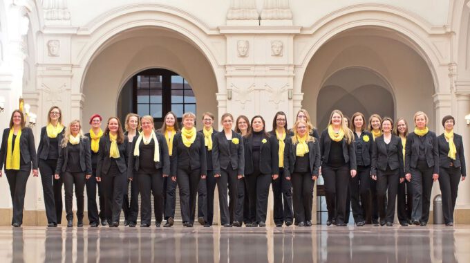 Mitglieder des Frauenchores in der Oberen Wandelhalle des Neuen Rathauses
