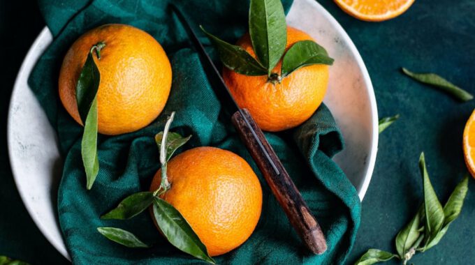 frisch geerntete Orangen in einer Schale