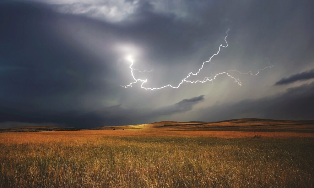 Gewitter über einem Getreidefeld