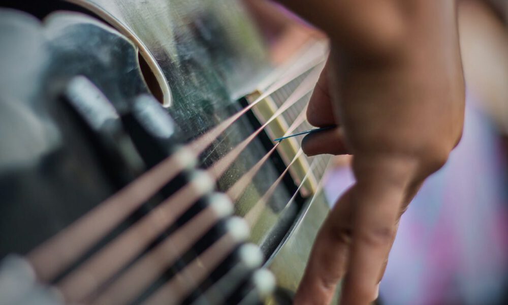 Ein Musiker Spielt Gitarre