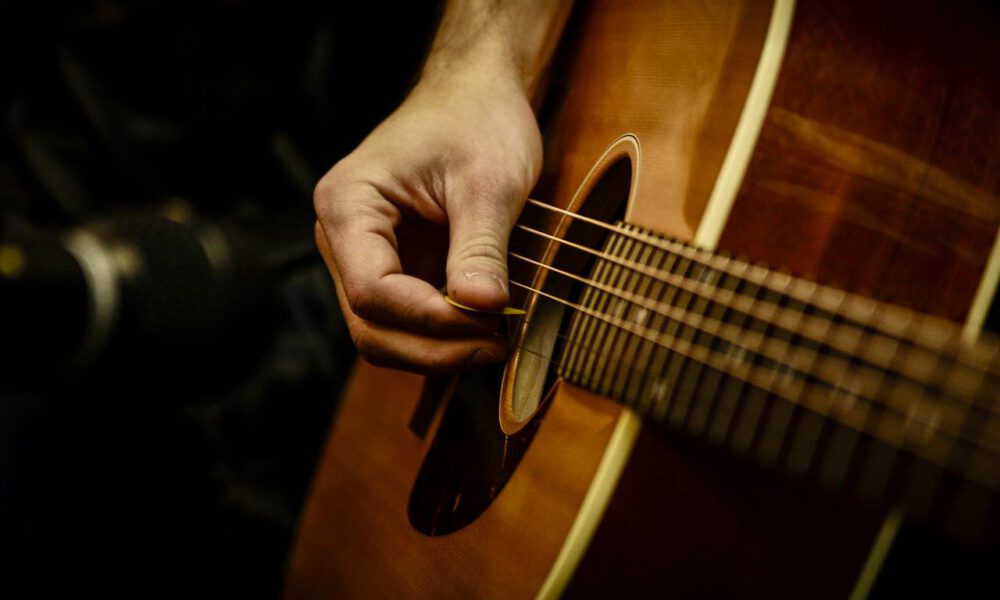 Ein Musiker spielt Gitarre