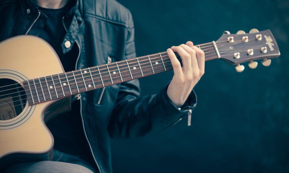 Ein Musiker spielt Gitarre
