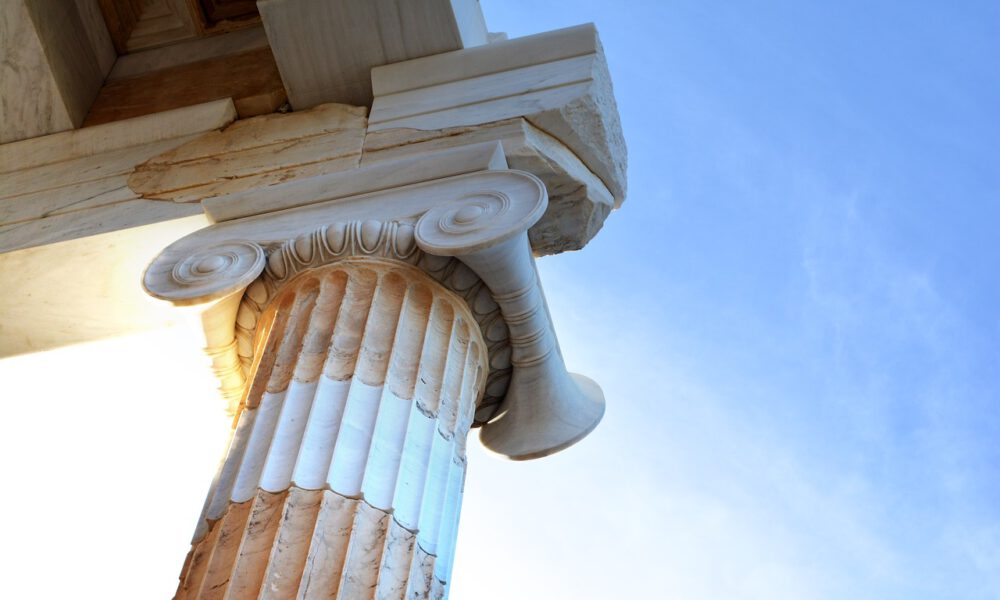 Griechisches Säulenkapitell vor blauem Himmel