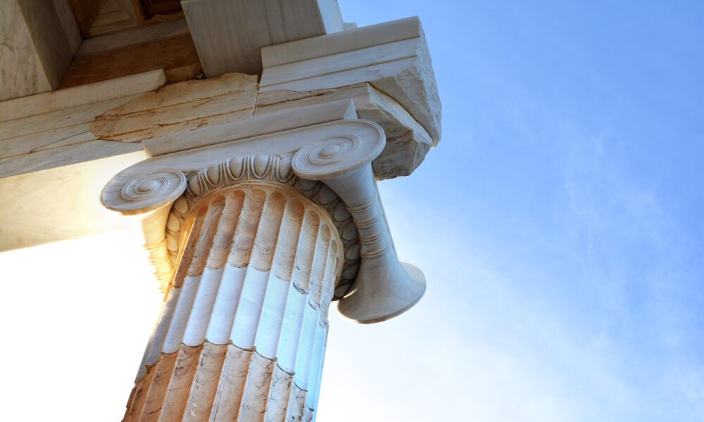 Griechisches Säulenkapitell Vor Blauem Himmel